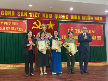Chiều ngày 13/1, Ban Thường vụ Tỉnh ủy Phú Yên tổ chức lễ trao Giải báo chí về xây dựng Đảng tỉnh Phú Yên năm 2022 ( Giải Búa liềm vàng). 