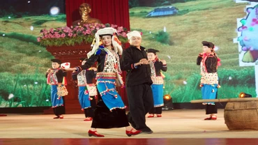 Trình diễn trang phục dân tộc Si La của Lai Châu.