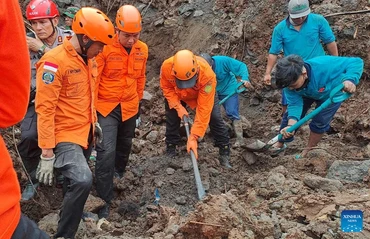 Lực lượng cứu hộ đang tiến hành các hoạt động cứu hộ cứu nạn sau vụ lở đất xảy ra ở làng Ubung Kaja thuộc Denpasar, Bali, Indonesia. (Ảnh: Tân Hoa xã)