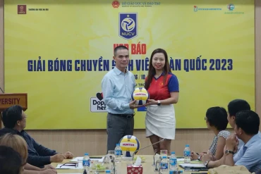 Giới thiệu Công ty Động lực tài trợ giải tại cuộc họp báo.