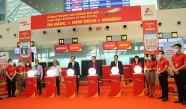 Lãnh đạo thành phố Đà Nẵng và các đơn vị liên quan nhấn nút khai trương đường bao thẳng Đà Nẵng-Ấn Độ.
