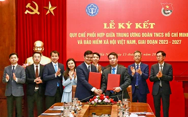 Các đồng chí Bùi Quang Huy, Ủy viên dự khuyết Trung ương Đảng, Bí thư thứ nhất Trung ương Đoàn và Nguyễn Thế Mạnh, Tổng Giám đốc Bảo hiểm Xã hội Việt Nam trao biên bản ký kết phối hợp tại buổi lễ.