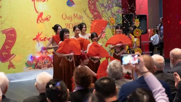 Tiết mục múa quạt trong chương trình. (Ảnh: Thanh Thể)