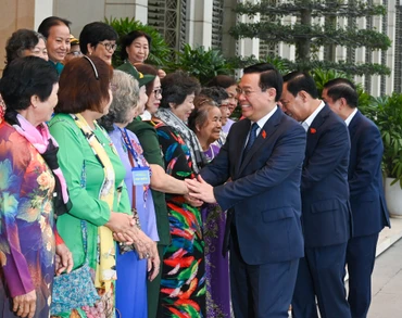 Chủ tịch Quốc hội Vương Đình Huệ với các đại biểu Đoàn cựu tù chính trị và tù binh Thành phố Hồ Chí Minh.