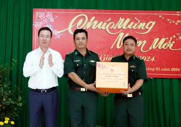 Chủ tịch nước Võ Văn Thưởng tặng quà Đồn biên phòng Thổ Châu.