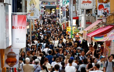 Du khách đi bộ dọc theo phố Takeshita tại khu mua sắm Harajuku ở Tokyo. Ảnh: Reuters.