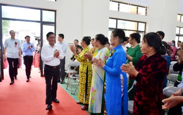 Đồng chí Trần Cẩm Tú dự Ngày hội đại đoàn kết ở Cụm khu dân Yên Thành - Nà Lộc - Noong Dờn, xã Khánh Yên Thượng, huyện Văn Bàn (Lào Cai).