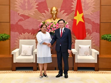 Chủ tịch Quốc hội Vương Đình Huệ và Tổng Thư ký Hội Liên hiệp Phụ nữ Cuba Teresa Amarelle Boué tại buổi tiếp. 