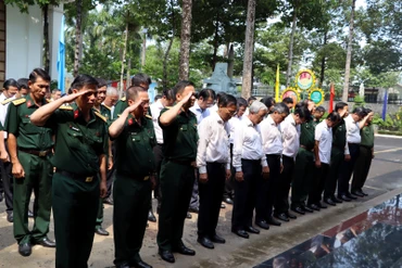 Các đồng chí lãnh đạo tỉnh Đồng Nai và đại biểu dành phút tưởng niệm các anh hùng liệt sĩ.