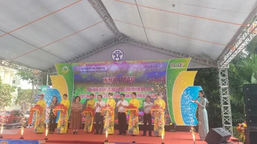 Các đại biểu cắt băng khai mạc tuần hàng tư vấn, giới thiệu và xúc tiến tiêu thụ sản phẩm OCOP, làng nghề, nông sản thực phẩm an toàn thành phố Hà Nội năm 2023