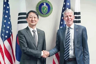Bộ trưởng Công nghiệp Hàn Quốc Ahn Duk Geun và Bộ trưởng Năng lượng Mỹ Chris Wright. (Nguồn: Yonhaps)