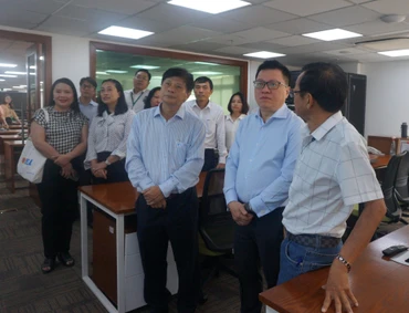  Lãnh đạo Trung tâm Báo chí thành phố giới thiệu đồng chí Lê Quốc Minh về cơ sở hạ tầng phục vụ công tác tuyên truyền báo chí.