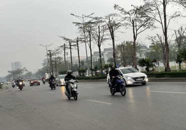 Khu vực Hà Nội sáng sớm có sương mù nhẹ rải rác. Ảnh: Đ.T