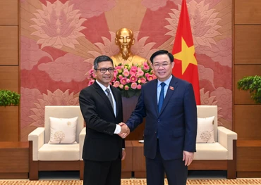 Chủ tịch Quốc hội Vương Đình Huệ và Đại sứ Indonesia Denny Abdi tại buổi tiếp. 