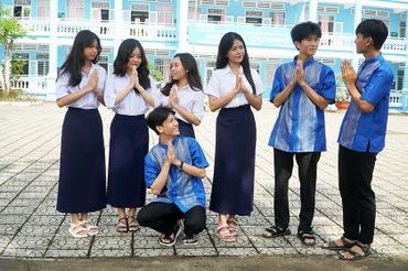 Trang phục dân tộc được cấp cho các em học sinh Trường dân tộc nội trú Huỳnh Cương (Sóc Trăng).