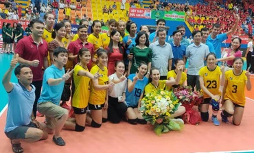Lãnh đạo tỉnh Thái Bình chung vui cùng đội bóng chuyền Geleximco Thái Bình trong ngày giành chức vô địch.