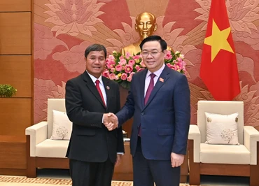 Chủ tịch Quốc hội Vương Đình Huệ nồng nhiệt chào mừng Phó Chủ tịch Quốc hội Lào Khambay Damlath.