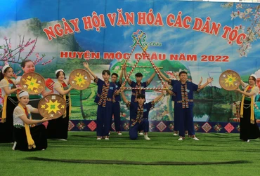 Văn nghệ đậm bản sắc dân tộc tại ngày hội văn hóa các dân tộc Mộc Châu.