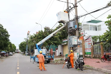 Điện lực Quảng Ngãi huy động mọi nguồn lực khẩn trương khắc phục hệ thống lưới điện sau bão số 4.