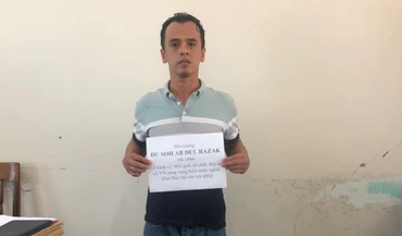 Đối tượng Du Soh Abu Dul Ra Zak bị bắt giữ tại cơ quan chức năng.