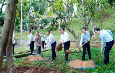 Ủy viên Bộ Chính trị, Bí thư Trung ương Đảng, Trưởng ban Nội chính Trung ương trồng cây lưu niệm tại Quảng trường Đại đoàn kết, TP PleiKu, Gia Lai.