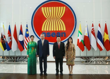 Tổng Bí thư Tô Lâm và Phu nhân cùng Tổng Thư ký ASEAN Kao Kim Hourn và Phu nhân tại Trụ sở Ban Thư ký ASEAN. (Ảnh: TTXVN)