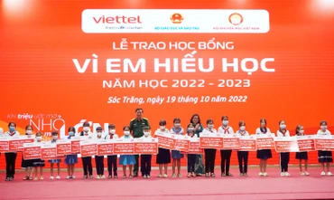 Trao 250 suất học bổng cho “Vì em hiếu học” cho các em học sinh vượt khó học tốt của tỉnh Sóc Trăng.
