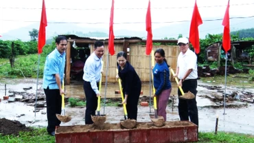 Phó Chủ tịch Uỷ ban Mặt trận Tổ quốc Việt Nam Trương Thị Ngọc Ánh (giữa) dự Lễ khởi công xây dựng nhà Đại đoàn kết cho gia đình bà Y Siêu tại thôn Đắk Duông, xã Ngọc Wang, huyện Đắk Hà, tỉnh Kon Tum.