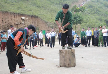 Biểu diễn múa khèn của đồng bào dân tộc H’Mông xã Hồng Ngài, huyện Bắc Yên. 
