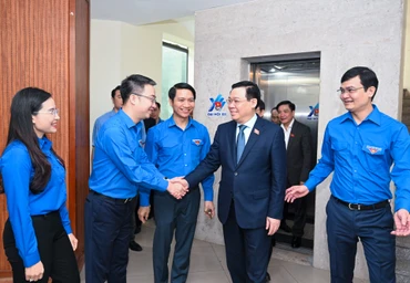 Chủ tịch Quốc hội Vương Đình Huệ với các đồng chí Ban Bí thư Trung ương Đoàn.