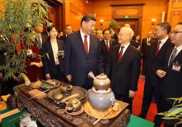 Tổng Bí thư Nguyễn Phú Trọng và Tổng Bí thư, Chủ tịch Trung Quốc Tập Cận Bình nghe giới thiệu về trà. 