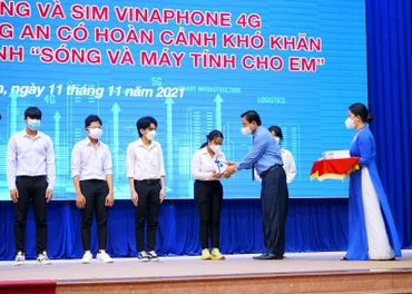 VNPT trao tặng máy tính bảng kèm sim Vinaphone miễn phí.