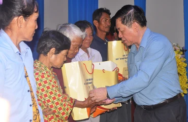 Đồng chí Nguyễn Trọng Nghĩa trao quà cho gia đình chính sách, hộ nghèo tại huyện Tân Phú Đông (Tiền Giang).