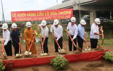 Khởi công xây dựng cầu Lộ Hòa Thượng tại xã Bình Phú, huyện Cai Lậy, tỉnh Tiền Giang.