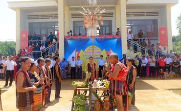 Già làng hai thôn: Sơn Tùng và Sơn Hòa (xã Thọ Sơn, huyện Bù Đăng) thực hiện nghi thức kết bạn cộng đồng của người M’nông.