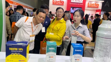 Các doanh nghiệp, cơ sở chăn nuôi tham quan các gian hàng triển lãm. 