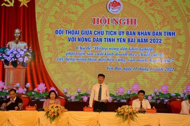 Chủ tịch Ủy ban nhân dân tỉnh Trần Huy Tuấn phát biểu đối thoại với nông dân.
