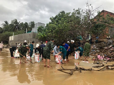 Các lực lượng cảnh sát cơ động, công an Phú Yên và quân sự huyện Tuy An hỗ trợ giúp dân khắc phục thiệt hại do triều cường.