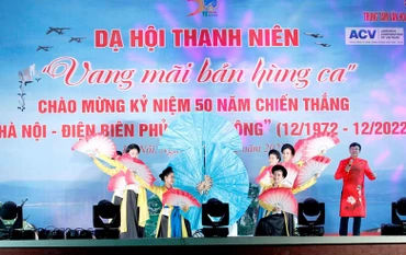 Hà Nội đang tổ chức nhiều buổi biểu diễn văn nghệ nhằm tạo không khí sôi nổi nhân kỷ niệm chiến thắng B-52.