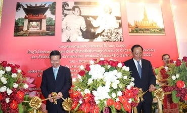 Đồng chí Võ Văn Thưởng (trái) và và đồng chí Sonsay Siphandone cắt băng khai mạc cuộc triển lãm, chiều 17/7.