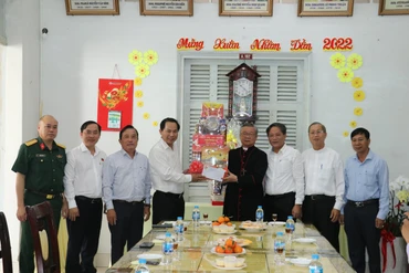 Lãnh đạo thành phố Cần Thơ thăm, chúc mừng Giáng sinh Tòa Giám mục thành phố Cần Thơ.