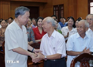 Chủ tịch nước Tô Lâm với các cử tri tỉnh Hưng Yên. 