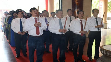 Lãnh đạo tỉnh Đồng Nai dâng hương Chủ tịch Hồ Chí Minh tại Văn miếu Trấn Biên.