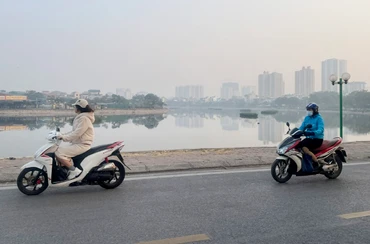 Khu vực Hà Nội sáng sớm có sương mù nhẹ. Trời rét. Ảnh: Đ.T