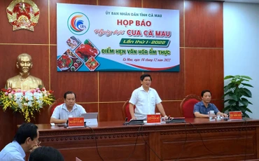 Phó Chủ tịch Ủy ban nhân dân tỉnh Cà Mau Lê Văn Sử (đứng) cung cấp thông tin tại buổi họp báo vào chiều 16/12.