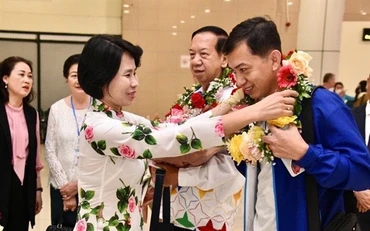Phó Tổng cục trưởng Thể dục-Thể thao Lê Thị Hoàng Yến tặng hoa cho đại diện Đoàn rước đuốc Campuchia tại sân bay Nội Bài. (Ảnh: Tổng cục Thể dục-Thể thao).