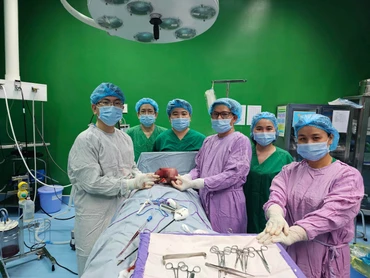 Các y bác sĩ đã phẩu thuật tách bóc an toàn khối u nặng 1,5kg.