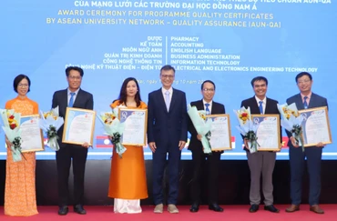 Đại diện Mạng lưới các trường đại học Đông Nam Á trao chứng nhận cho 6 chương trình đào tạo của Đại học Lạc Hồng.
