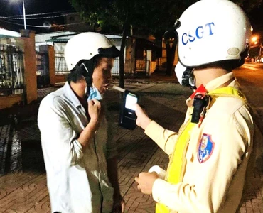 Lực lượng Cảnh sát giao thông, Công an thị xã Buon Hồ, tỉnh Đắk Lắk kiểm tra nồng độ cồn các trường hợp tham gia điều khiển phương tiện giao thông.
