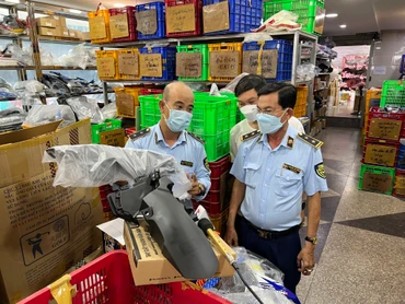 Lực lượng Quản lý thị trường đang kiểm tra hàng phụ tùng xe máy trong Chợ Tân Thành, Thành phố Hồ Chí Minh. Ảnh: Tổng Cục quản lý thị trường.